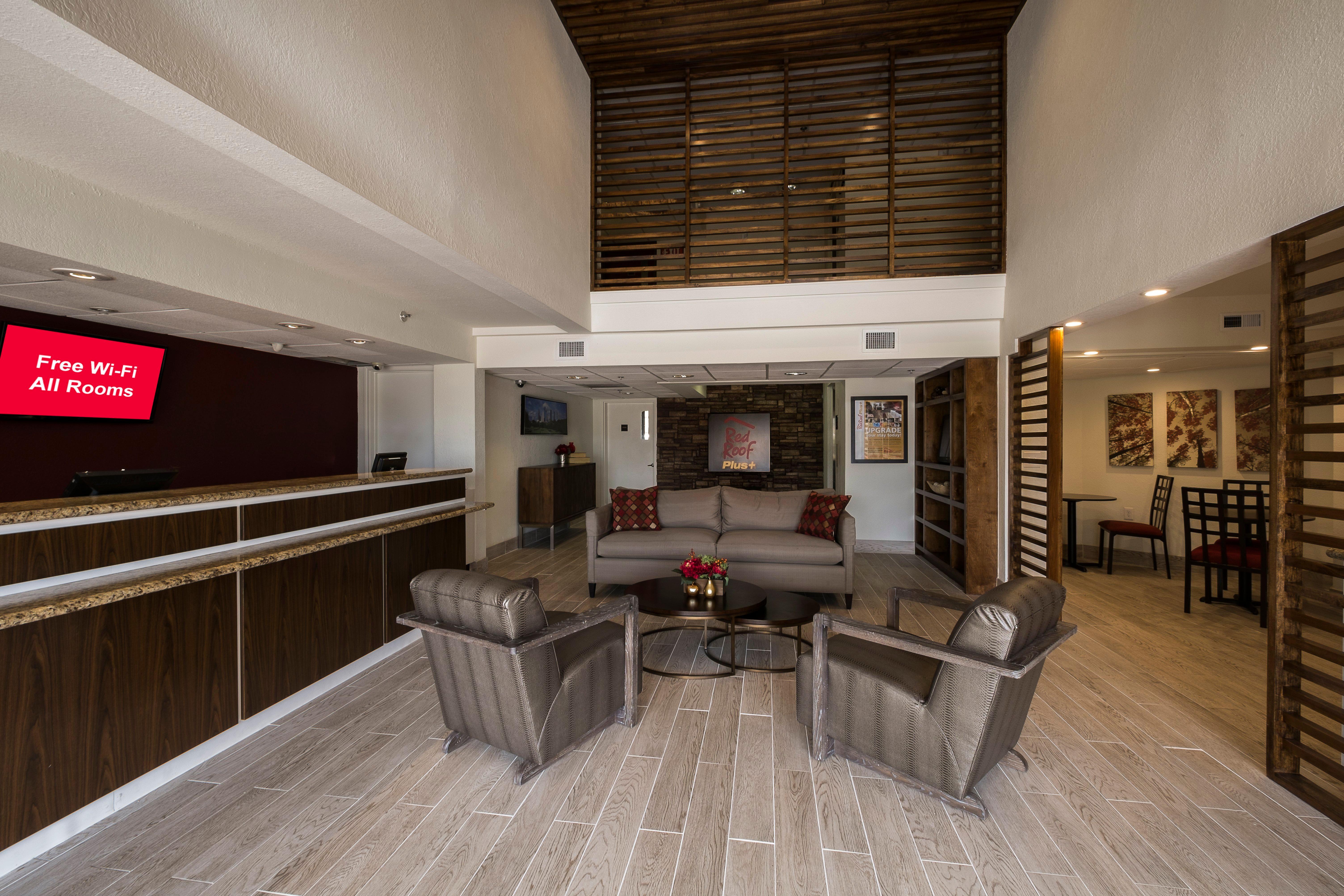 Red Roof Plus+ - Energy Corridor Hotel 3*